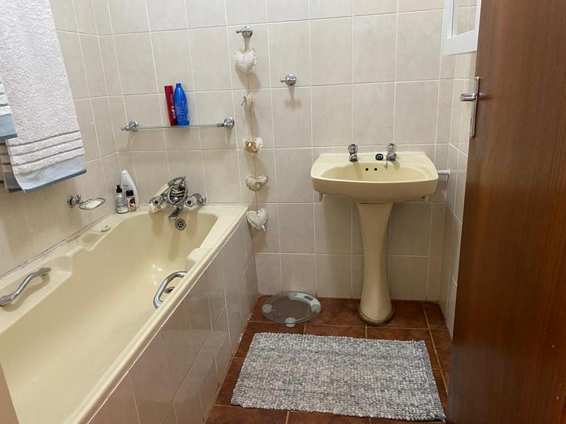 To Let 4 Bedroom Property for Rent in Bergsig Eastern Cape